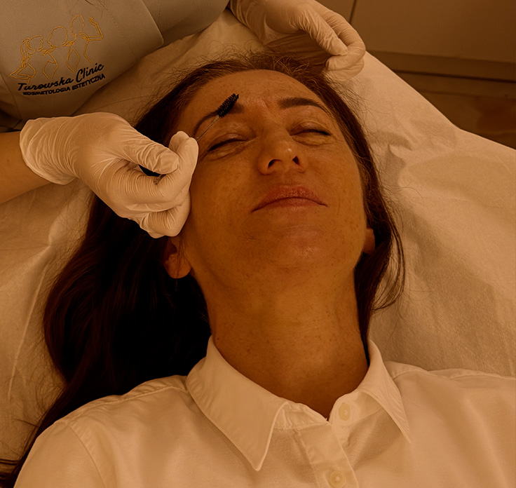 Oprawa oka – stylizacja i laminacja brwi w gabinecie kosmetologicznym Turowska Clinic Kleczew